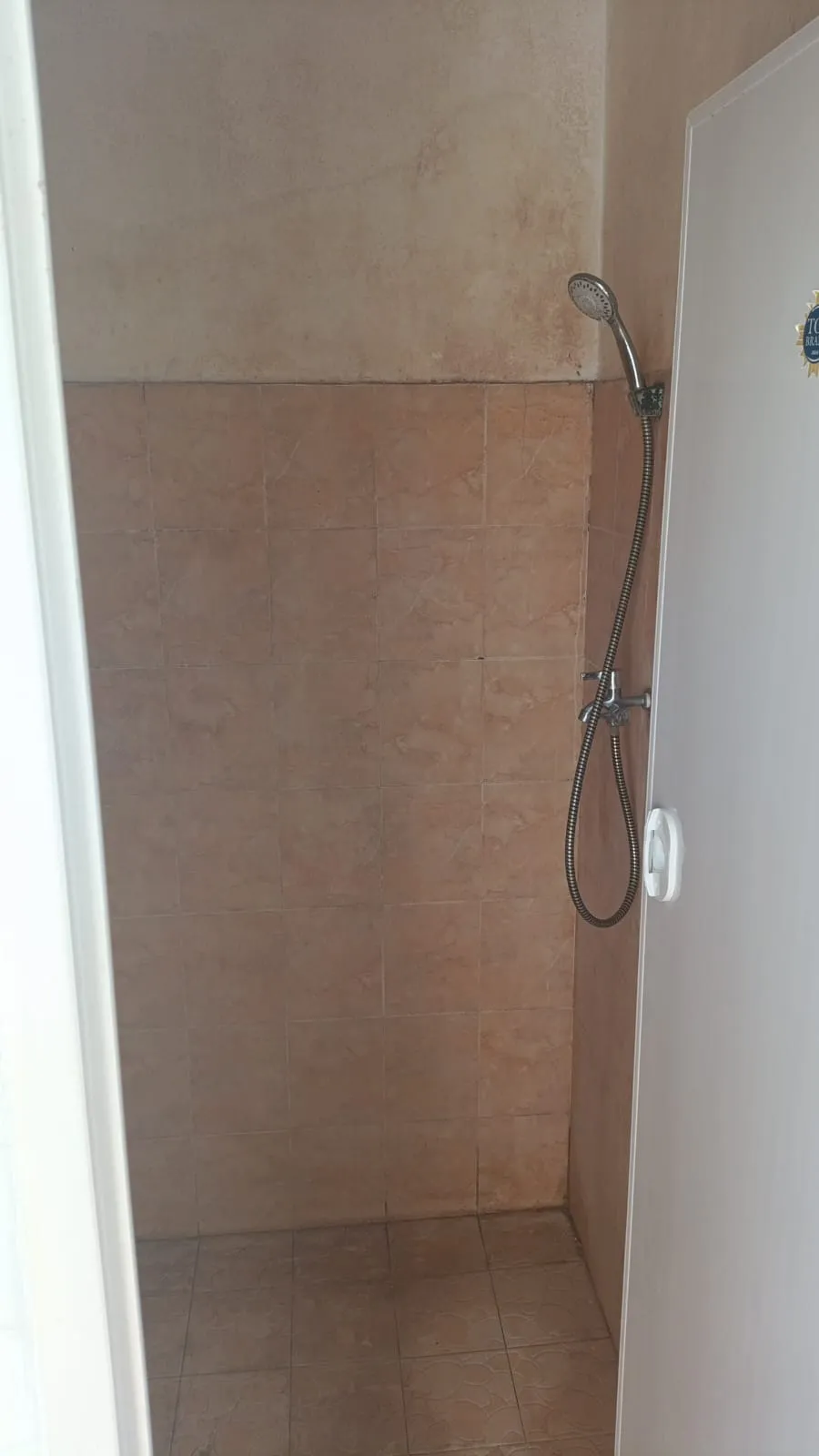 Shower di kamar mandi dalam Wisma Bludru, kost Ubung Denpasar