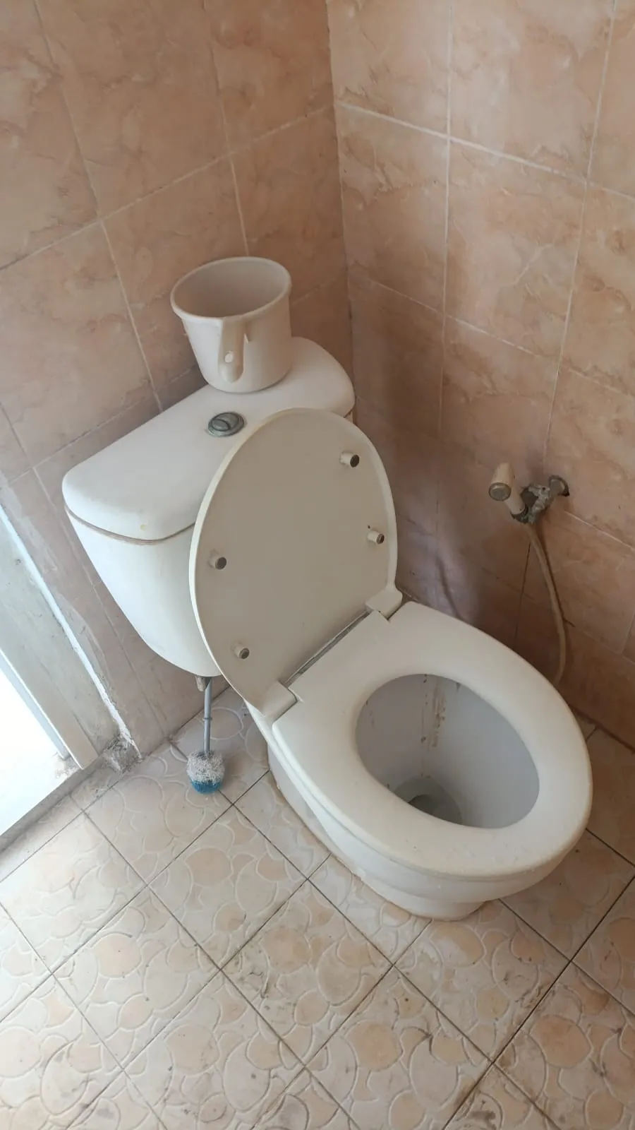 Kamar mandi dalam Wisma Bludru dengan kloset duduk dan keramik bersih