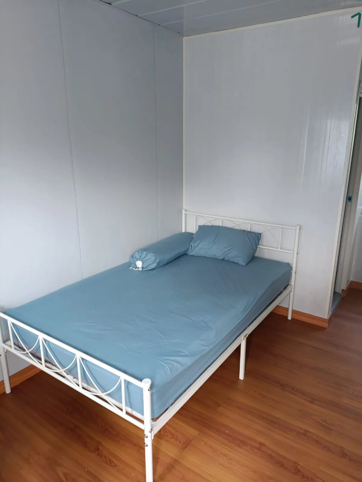 Kamar Deluxe modular Wisma Bludru dengan springbed, AC, dan lemari pakaian