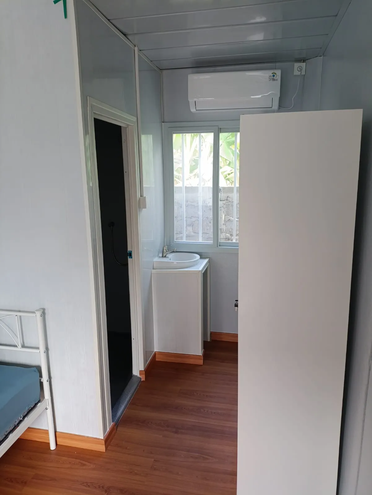 Kamar Deluxe modular Wisma Bludru dengan AC dan kamar mandi dalam, Ubung Denpasar