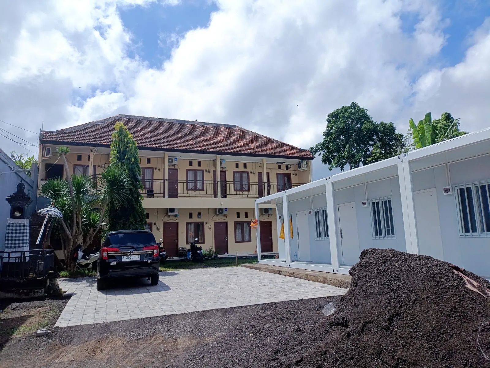 Unit kamar Deluxe modular putih Wisma Bludru di Ubung, Denpasar Utara