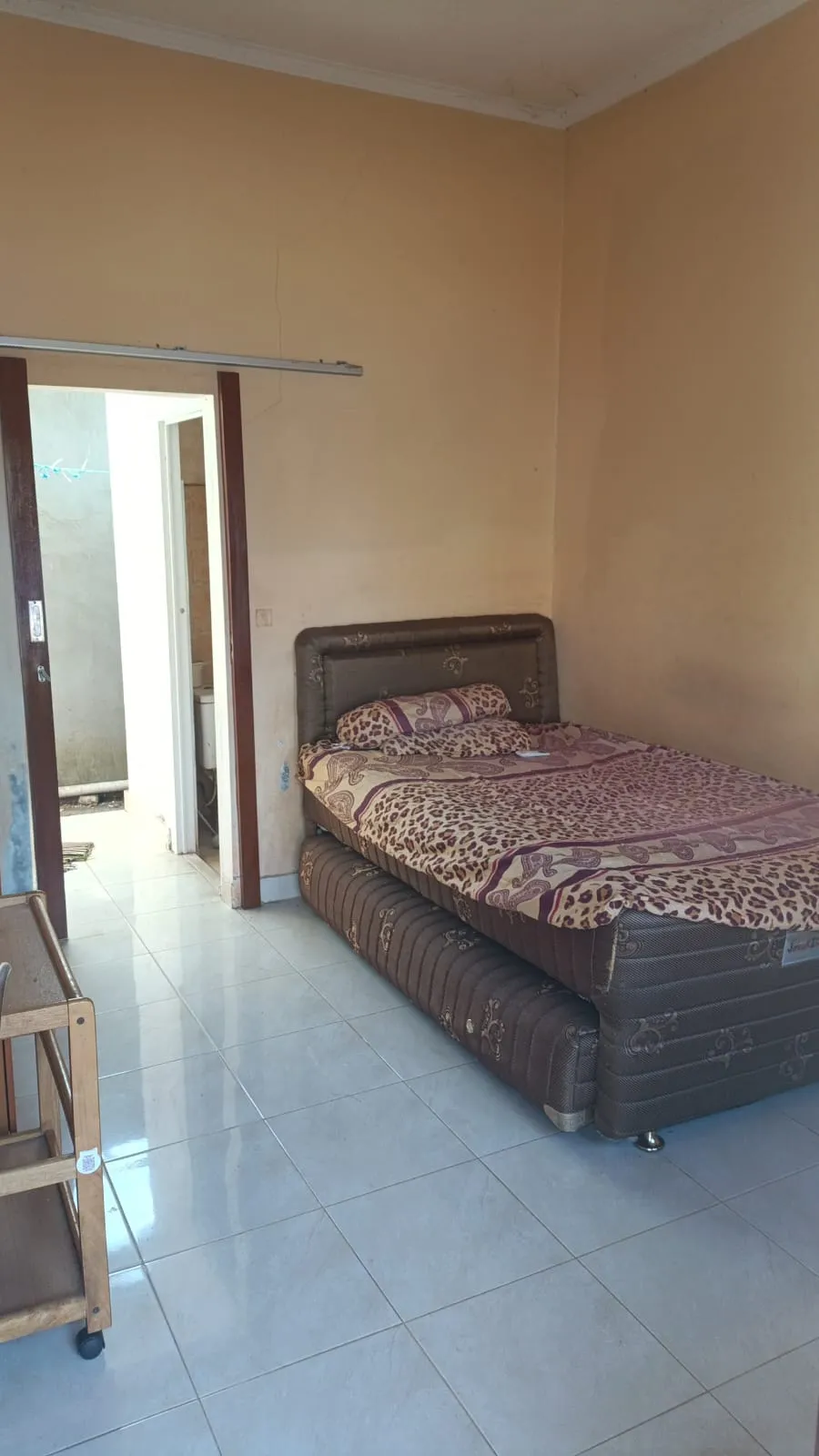 Suasana kamar dan area kost Wisma Bludru di Jl. Pidada III, Ubung Denpasar Utara