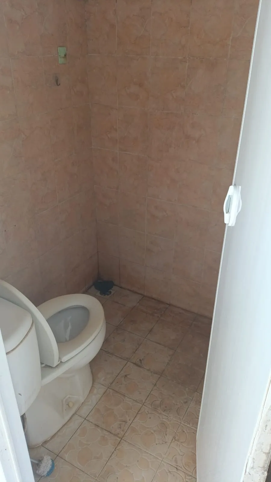 Kamar mandi dalam kamar Standard Wisma Bludru dengan kloset duduk