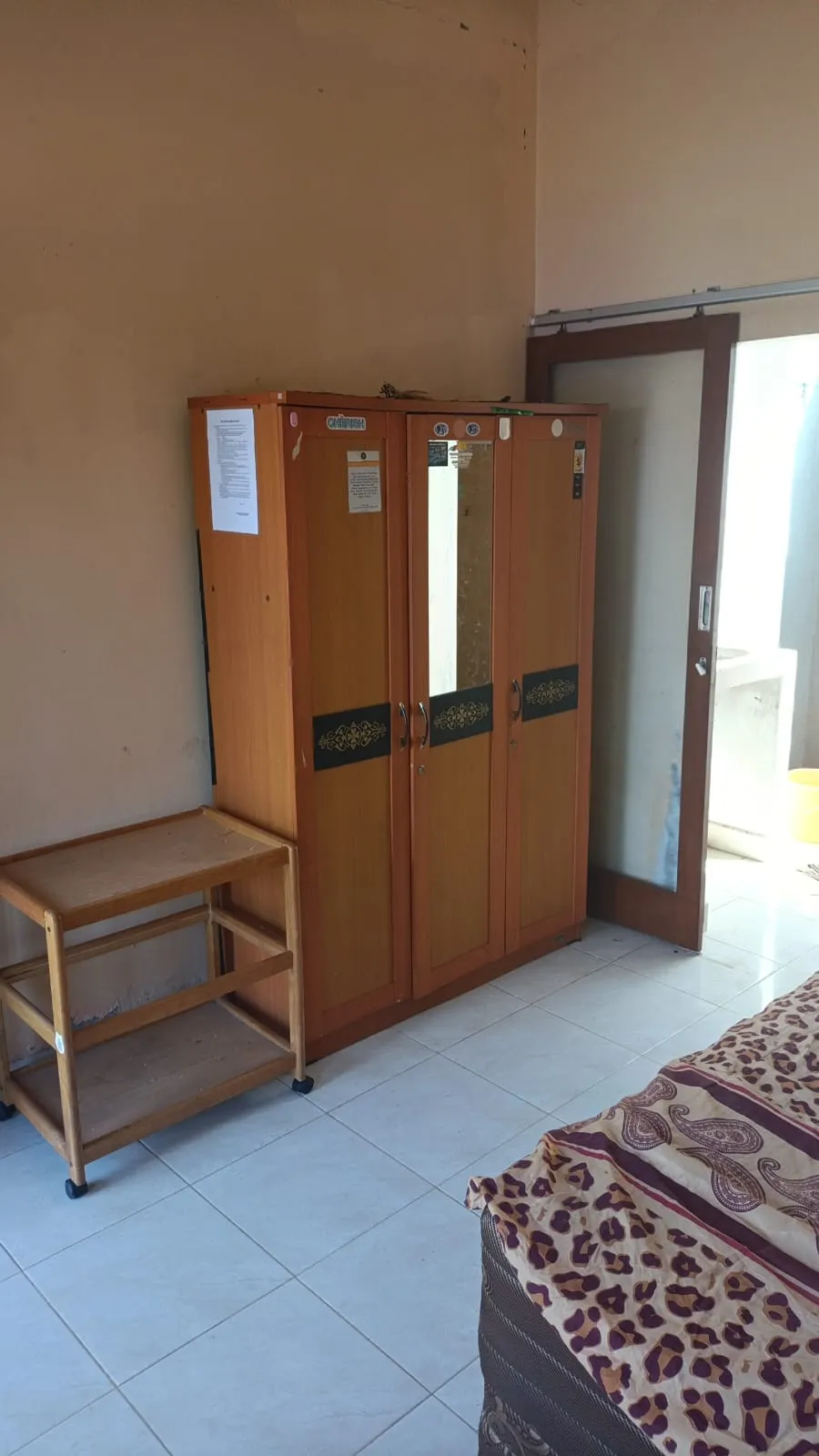 Kamar Standard Wisma Bludru dengan lemari pakaian kayu tiga pintu