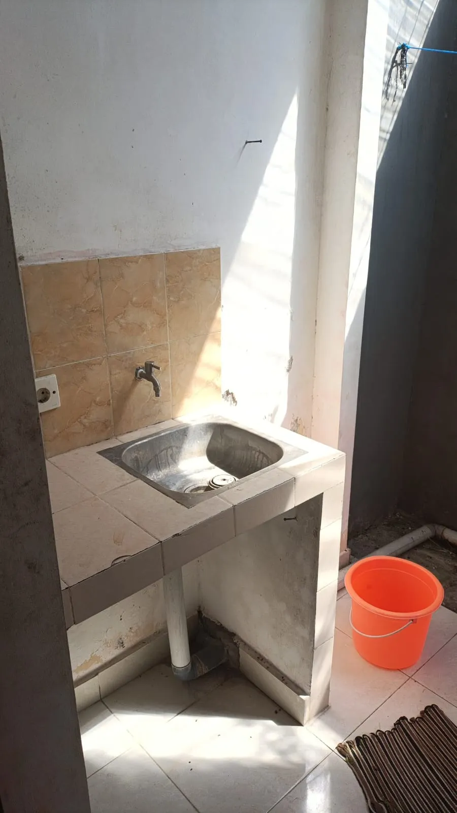 Mini dapur dengan sink di kamar Standard Wisma Bludru, kost Pidada III Ubung