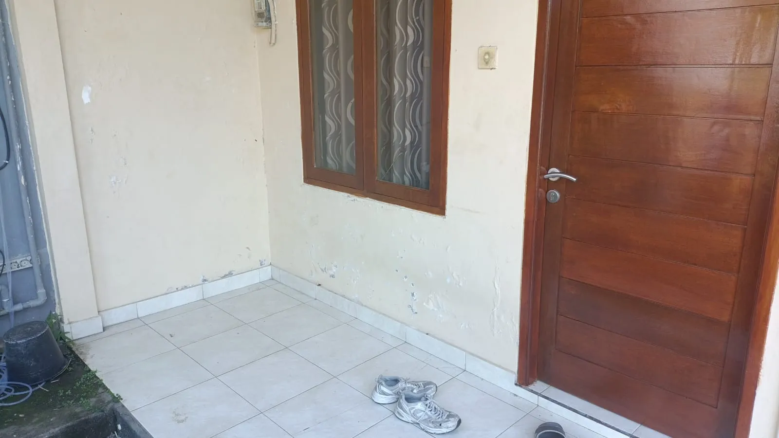 Teras depan kamar Standard Wisma Bludru di Jl. Pidada III, Ubung Denpasar